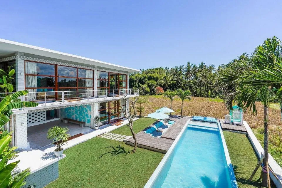 Вилла с участком 1,640 м² и бассейном 17 м (Kediri)